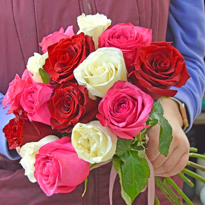 Букет из 15 разноцветных роз и конфеты